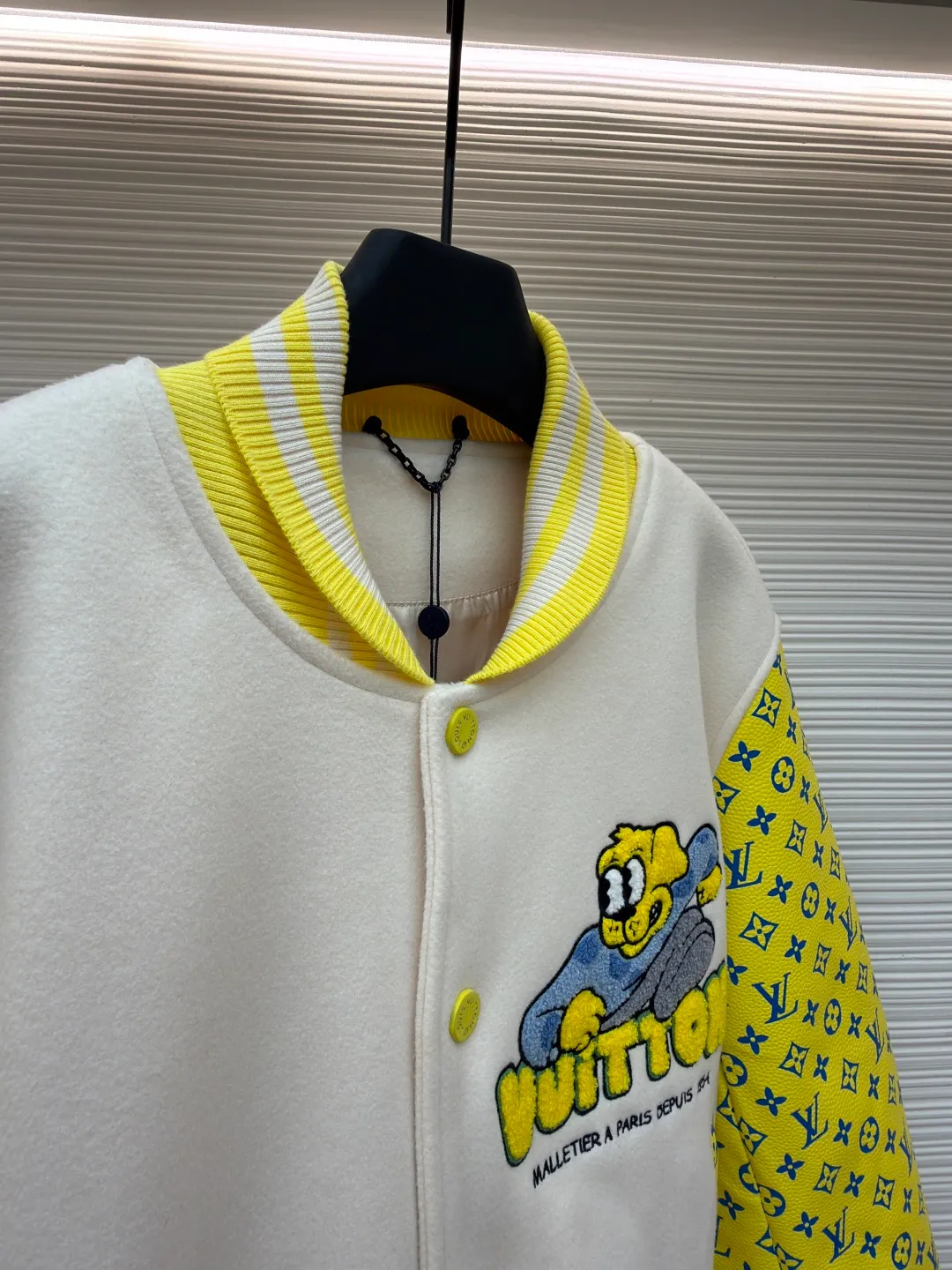 LOUIS VUITTON Cartoon polka dot dog embroidered all-over printed leather sleeves baseball jacket ●Original version: Purchased and developed by 35899 ●Item number: 1681207-C15 ●Fabric: cupro silk fabric ●Technology: embroidery process ●Color: yellow ●Version: fitted version ●Weight: about 1045 grams ●Size: S-M-L-XL ●Description: The polka-dot puppy towel stitch embroidery + cotton flat embroidery is composed of two sets of yarns of different sizes. The visual effect is more three-dimensional. It is matched with cupro silk + cotton blended lining, and is matched with a molded and customized aluminum alloy material with a logo spray-painted four-button buckle + a hanging plated back collar made of white copper and a white gold hardware chain. The sleeves are made of imported calfskin, and the back embroidery requires multiple processes to achieve the effect. The overall routing is straight and delicate, the fabric is comfortable and soft, and the colors are consistent without color difference. It can be matched with the same style to create a fashionable look and control various occasions. Customized accessories, complete with three standards, same style for men and women!